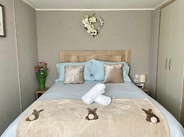 Gorgeous 2 Bed Caravan in South Cerney