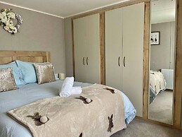 Gorgeous 2 Bed Caravan in South Cerney