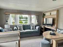 Gorgeous 2 Bed Caravan in South Cerney