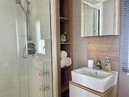 Gorgeous 2 Bed Caravan in South Cerney