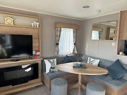 Gorgeous 2 Bed Caravan in South Cerney