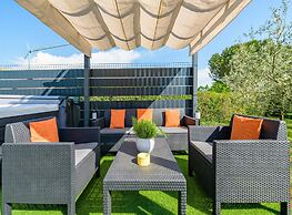 Spacious Apartment With Garden