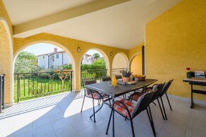 Spacious Apartment With Garden