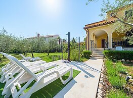 Spacious Apartment With Garden