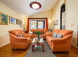 Spacious Apartment With Garden