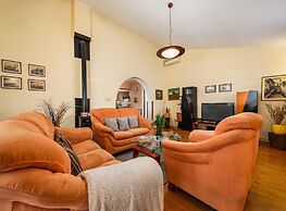 Spacious Apartment With Garden