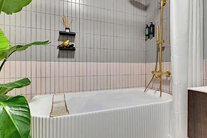 Doki Living - Foodhall & Parking by Downtown Apartments