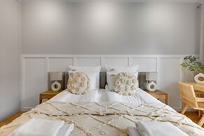 Doki Living - Foodhall & Parking by Downtown Apartments