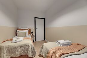 Doki Living - Foodhall & Parking by Downtown Apartments