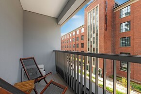 Doki Living - Foodhall & Parking by Downtown Apartments