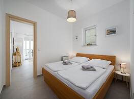 Bright Apartment With Communal Pool