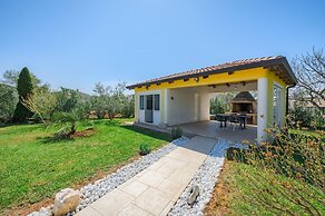 Bright Apartment With Communal Pool