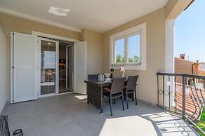 Bright Apartment With Communal Pool