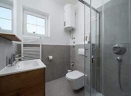 Bright Apartment With Communal Pool