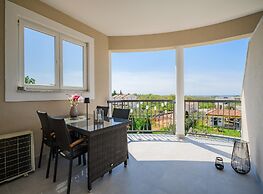 Bright Apartment With Communal Pool