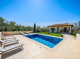 Bright Apartment With Communal Pool