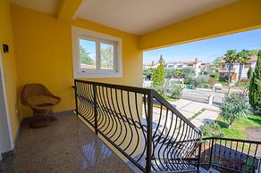 Bright Apartment With Communal Pool