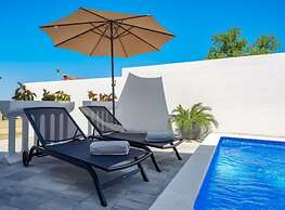 Bright Apartment With Communal Pool