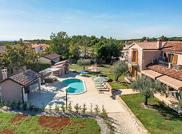 Spacious Villa With Garden