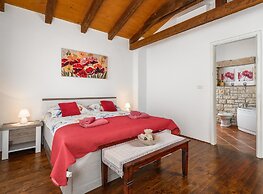 Spacious Villa With Garden