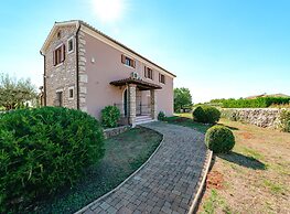 Spacious Villa With Garden