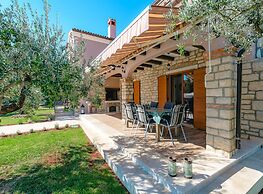 Spacious Villa With Garden