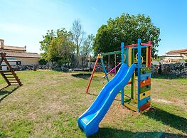 Spacious Villa With Garden