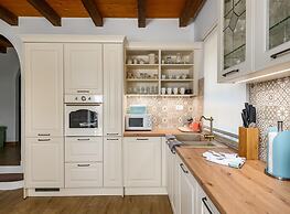 Spacious Villa With Garden