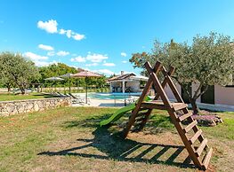 Spacious Villa With Garden