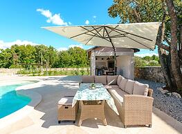 Spacious Villa With Garden