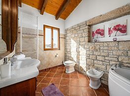 Spacious Villa With Garden