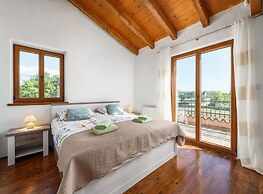 Spacious Villa With Garden