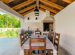 Spacious Villa With Garden