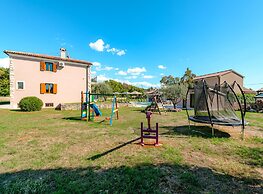 Spacious Villa With Garden
