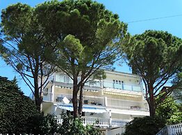 Selce Shorefront Apartment With Balcony and Sea View