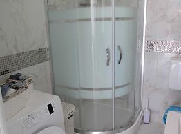 Selce Shorefront Apartment With Balcony and Sea View