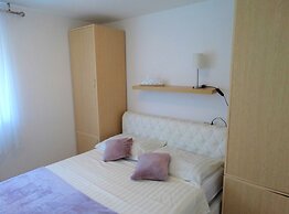 Selce Shorefront Apartment With Balcony and Sea View