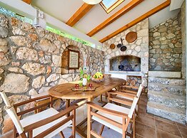 Tranquil Getaway Polje Villa With Pool