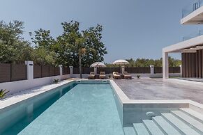 Villa Infinity Ena in Kalamaki