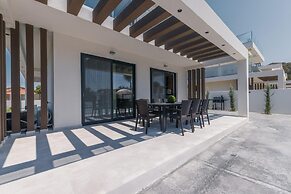 Villa Infinity Ena in Kalamaki