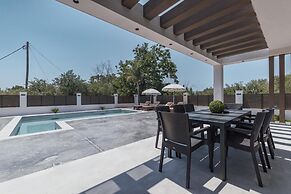 Villa Infinity Ena in Kalamaki