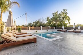 Villa Infinity Ena in Kalamaki