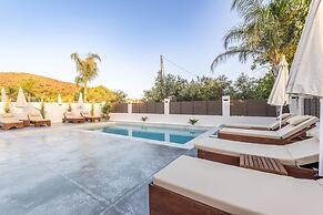 Villa Infinity Ena in Kalamaki