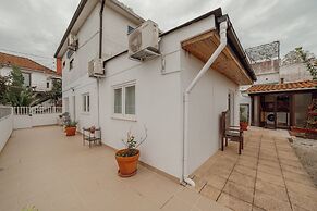 Porto Window Terrace House by Vacationy