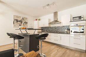 Spacious Apartment With Mountain View