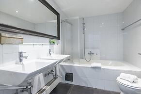 Spacious Apartment With Mountain View