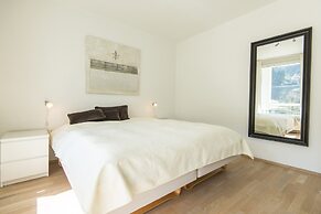 Spacious Apartment With Mountain View