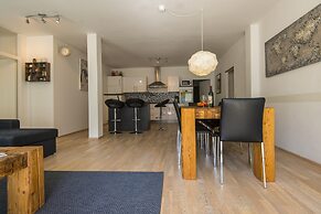 Spacious Apartment With Mountain View