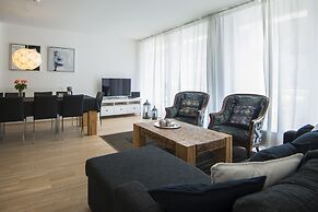 Spacious Apartment With Mountain View