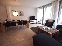 Spacious Apartment With Mountain View